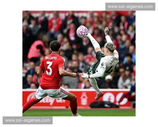 诺丁汉森林边后卫威廉姆斯上帝之手门线解围染红